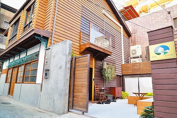 嘉義市首座木造民宿「有春枟宅」。圖/嘉義市政府提供