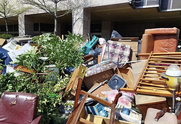 員林清潔隊訂16日員林國宅住戶可將廢家具放置在人行道，清潔隊將17日上午將清運，不過16日廢家具爆量，都堆置在馬路邊了。圖／民眾提供