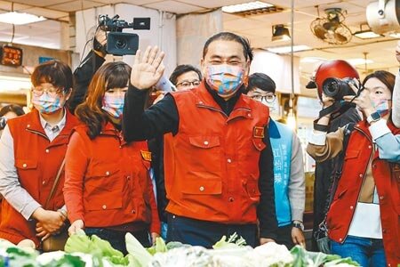 新北市長侯友宜（前中）16日回應疫苗護照的問題表示，針對非特定族群要持小黃卡且打疫苗2劑滿14天才能進入校園，這是保護孩子的必要措施，並否認會對餐飲業施行同樣的措施。（郭吉銓攝）