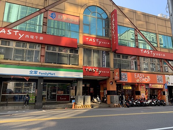 西堤牛排桃園中壢店傳播鏈擴大，昨新增六名用餐者確診。圖／本報資料照片 