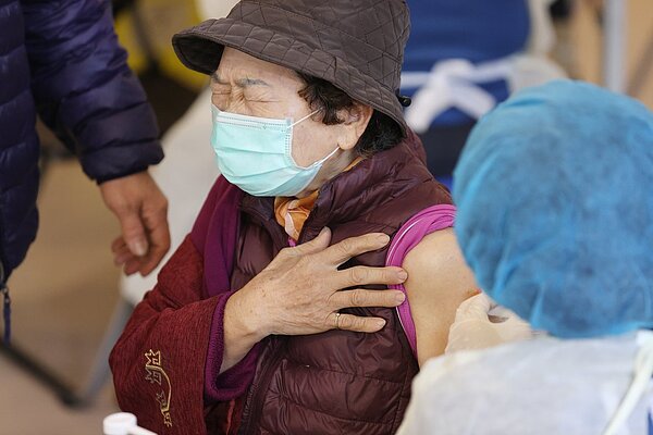 對於有些人稱不用打第3劑，毒理學專家招名威反問，直接染疫完整沒事的風險是多少，強調第3劑一定要打。接種疫苗示意圖，非新聞當事人。圖／聯合報系資料照