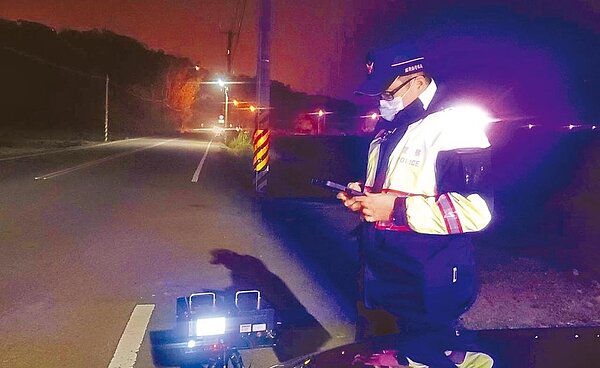 苗栗縣警察局今年1月7日起啟動夜間測速照相,一周就取締30件違規超速。(苗栗縣警察局提供/李京昇苗栗傳真)