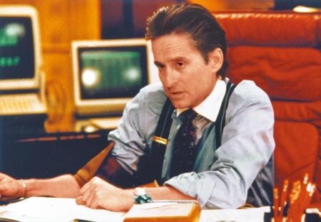 麥克道格拉斯於電影《華爾街》服裝出自義大利設計師Nino Cerruti設計。(資料照片)