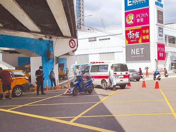 基隆愛一、仁二路口頻發生交通事故，主要肇事原因多為民眾從中正高架橋下違規左、迴轉。圖／基隆市警局提供