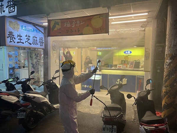 確診科大生在學校周邊活動,外帶餐點,晚間衛生局派員前往消毒。圖/記者巫鴻瑋翻攝
