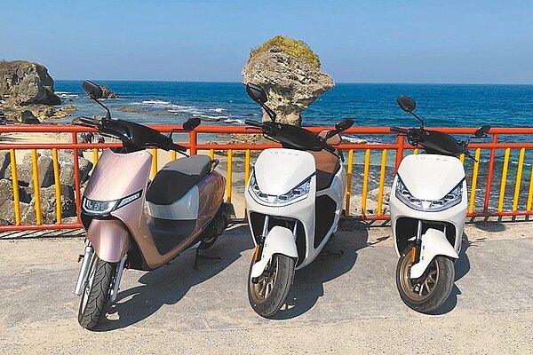 小琉球的低碳島政策已實施多年,前為IONEX新款機車,後為著名景點花瓶石。圖/光陽提供