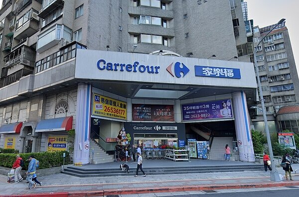 北市府公布案17928足跡,地點包含家樂福天母店。圖/Google Map