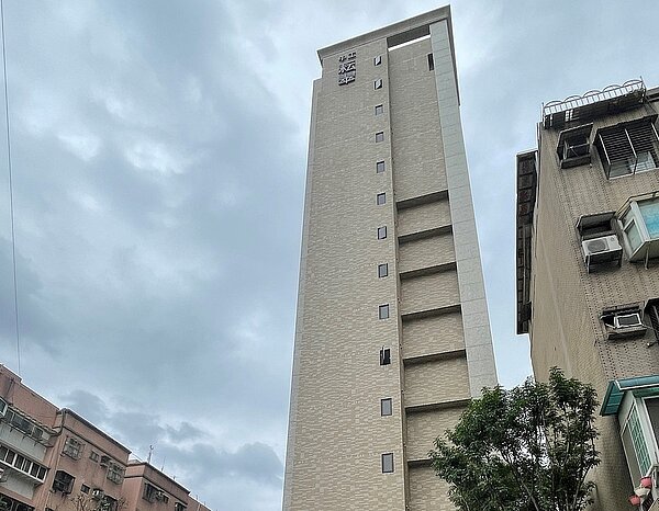 中華工程指標都更宅「耘翠」、「碧硯閣」見亮點交易價碼，「耘翠」去年8月的頂樓戶交易，迎來社區新高，達單坪價百萬元，總價為6002萬元。圖／好房網News記者林和謙攝