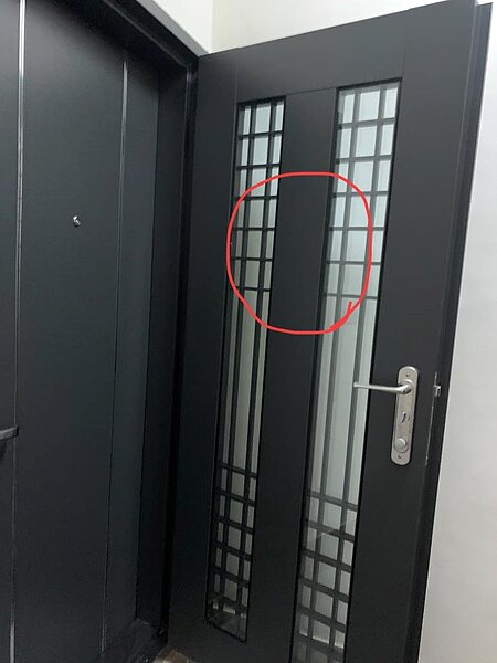 原PO指出,外門樣式正好擋住內門上的貓眼。圖/取自《極簡風居家裝潢設計》社團