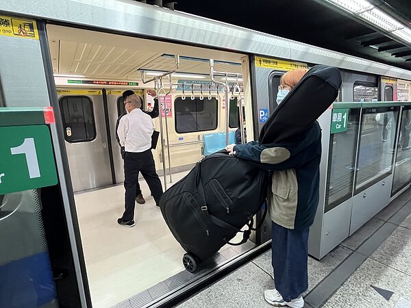 北捷宣布1月23日起至明年（2023年）1月22日，試辦旅客攜帶低音提琴搭乘捷運。圖／北捷提供