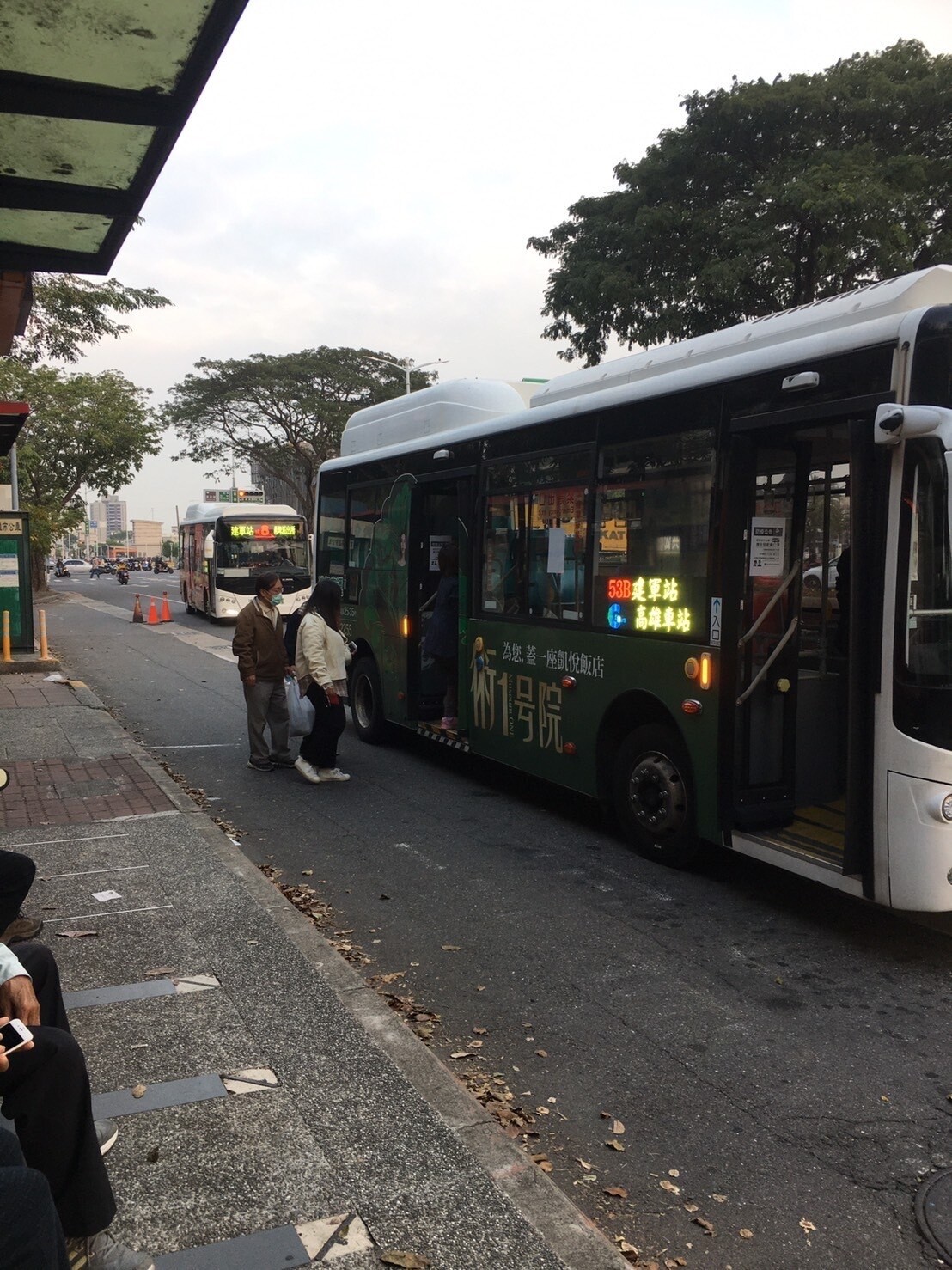 有些公車因未緊鄰路緣停靠，乘客要走到馬路上與機車爭道上下車。記者林巧璉／攝影 