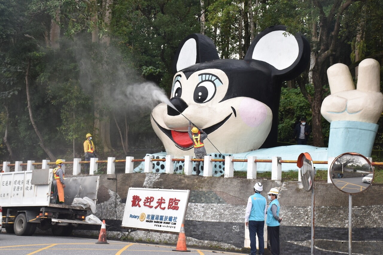 花蓮市公所清潔隊今天前往美崙山生態公園，特別為30多年「米老鼠」洗香香。記者王思慧／攝影 