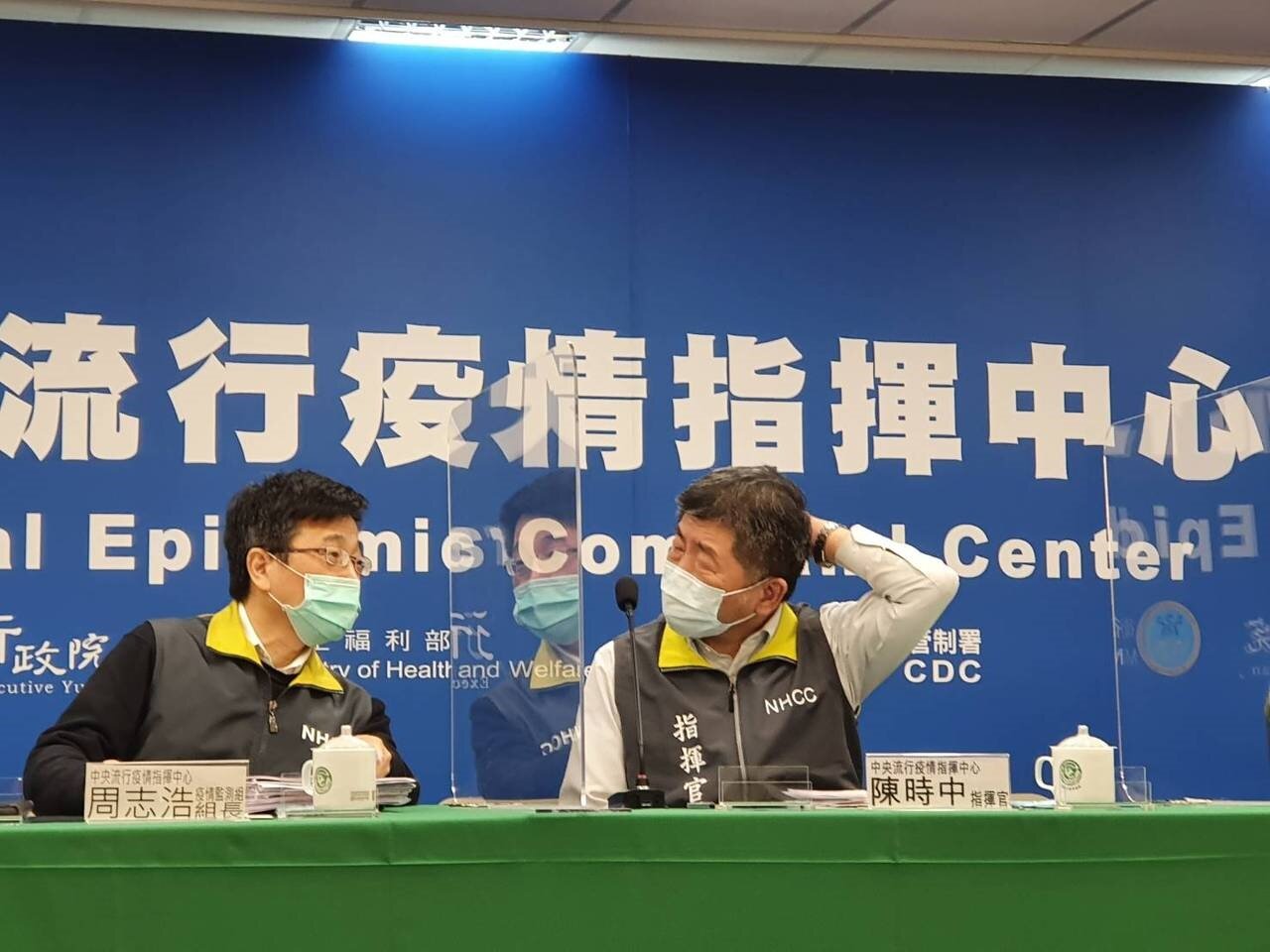 中央流行疫情指揮中心疫情監測組組長周志浩、指揮官陳時中。記者楊雅棠／攝影 