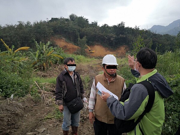 農業局現場勘查，查獲陳姓業者未經申請而擅自整地。圖／新北市農業局提供