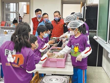 新北市長侯友宜17日視察新莊國小學童中午用餐情形,要求落實「口罩戴我口,防疫零破口」,守護師生健康。(戴上容攝)