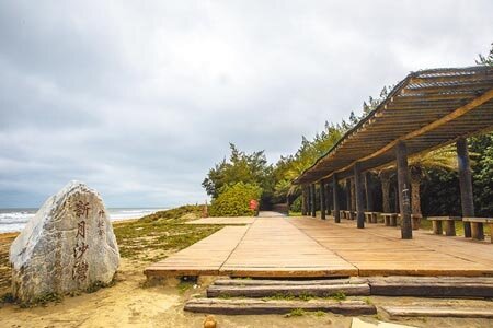 新月沙灣遊憩區服務設施改善工程,觀景平台將往沙灘延伸7公尺,補強優化增加遊憩空間。(羅浚濱攝)