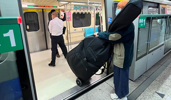 北市議員耿葳質疑,北捷限時開放低音提琴搭乘,對樂手通勤需求不友善。圖/北捷提供