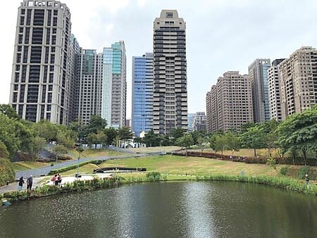 為平抑房價,台中市政府17日公告囤房稅率草案,每戶最高課稅3.6%,圖為台中秋紅谷旁的住宅大樓林立。圖∕劉朱松