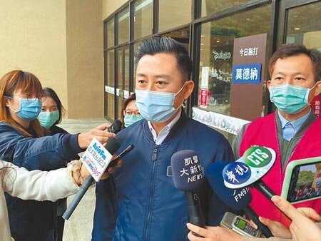 新竹市長林智堅17日炮轟國民黨所提修法版本很荒謬,只是為了保證黑金及地方派系勢力繼續在竹竹盤根錯節而已。(陳育賢攝)