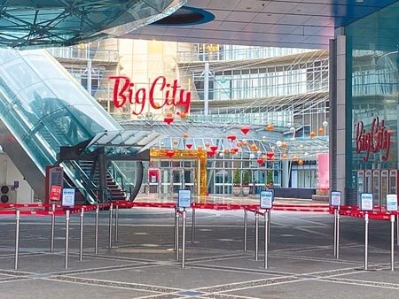 新竹巨城購物中心17日停業1天,廣場空空蕩蕩。(陳育賢攝)