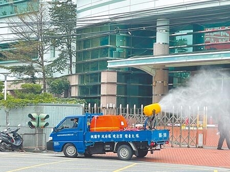 仁寶平鎮廠再增1員工確診，桃園市環保局在廠區外及周圍鄰里大清消。（呂筱蟬攝）