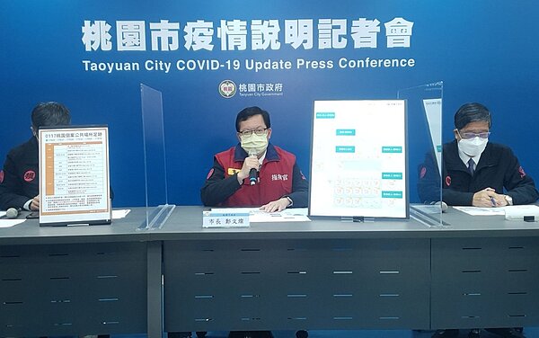 桃園市長鄭文燦(中),衛生局長王文彥(右)昨說明中壢西堤餐廳疫情。記者鄭國樑/翻攝