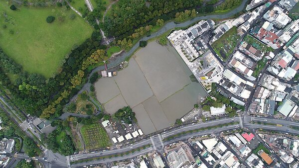 羅東運動公園周邊1.3公頃土地(灰色區塊),縣府最後決定做為機關用地。圖/縣政府提供