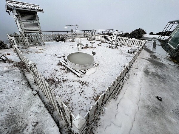 玉山站「雨夾雪」。圖／氣象局提供