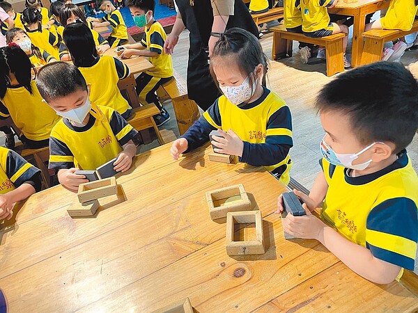 新北市觀光工廠多元,適合親子一起體驗。圖為茶山房DIY課程/新北市經發局提供