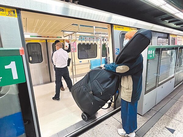 台北捷運23日起開放旅客攜帶低音提琴搭車,預計試辦1年廣蒐各界意見作為後續正式上路參考。(台北捷運公司提供/張立勳台北傳真)