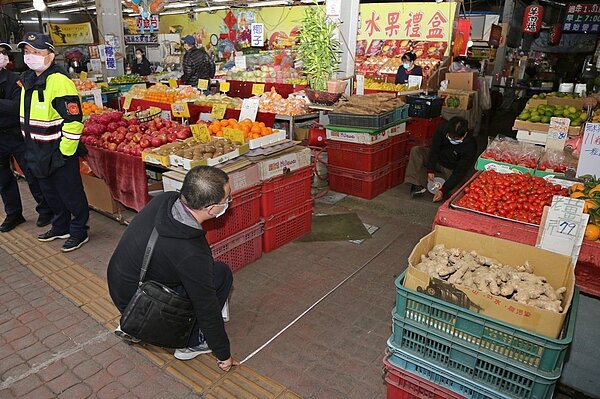 台中市都發局派員會勘沙鹿山頂角黃昏市場，釐清違建範圍。圖／都發局提供