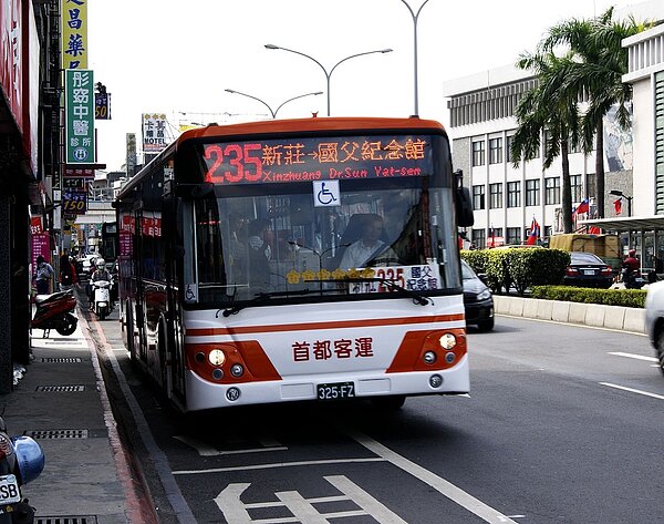 違規占用公車停靠站最高罰1200元。圖/翻攝維基百科