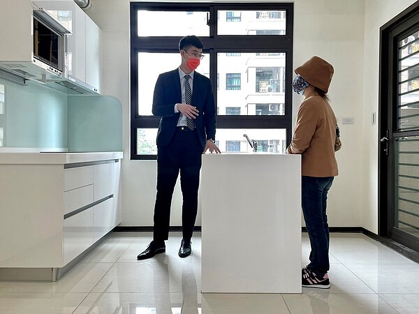 幸運得主為戶籍在屏東,只花費2500元的陳小姐。圖/台中市政府經濟發展局提供