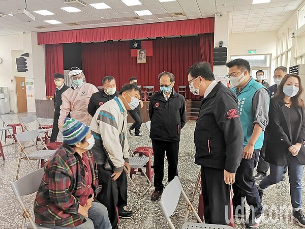 桃園市長鄭文燦(中)視察平鎮三安疫苗接種站,打招呼問候鼓勵市民接種疫苗。記者曾增勳/攝影