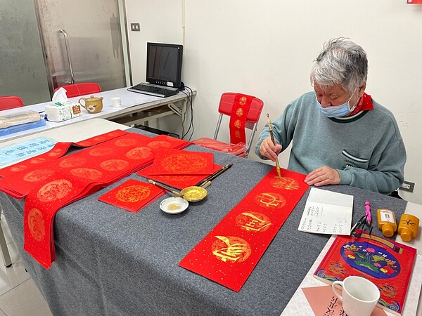 永慶房屋響應「傑人大愛．溫情焙您」公益園遊會，贊助活動所需帳篷，與地方一起共好成長。圖／永慶房產集團提供	