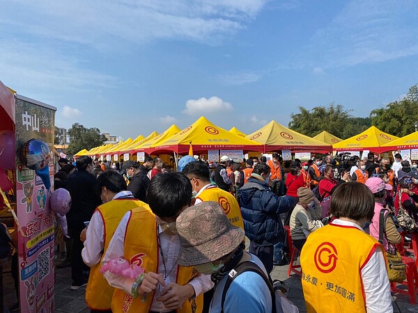 永慶房屋響應「傑人大愛．溫情焙您」公益園遊會，贊助活動所需帳篷，與地方一起共好成長。圖／永慶房產集團 