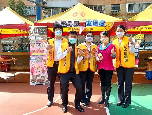 永慶房屋響應「傑人大愛.溫情焙您」公益園遊會,贊助活動所需帳篷,與地方一起共好成長。圖/永慶房產集團提供