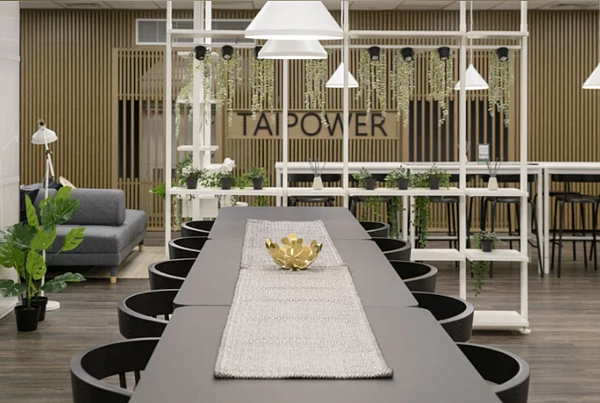 台電指出,自1983年啟用至今、近40年的員工餐廳由IKEA包辦空間設計與家具、家飾軟裝規劃佈置,讓台電也能有北歐風格的舒適氛圍。圖/台電提供