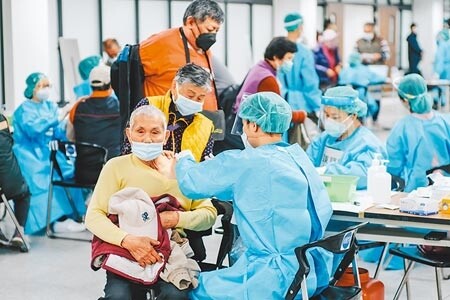 國內版疫苗數位證明(疫苗護照)即將上路。圖為民眾在板橋第一運動場接種疫苗的畫面。(郭吉銓攝)