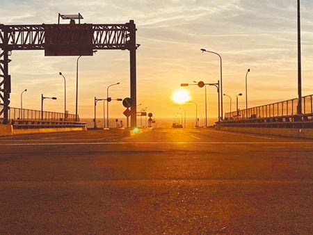 台61線西濱快速道路通霄新埔聯絡道的「日落大道」，曾榮登最美公路景觀票選第1名，常常吸引遊客駐足拍照。  （本報資料照片）