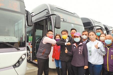 台南市區第1條全面電動化的5路電動公車正式啟航。（洪榮志攝）