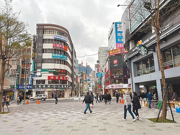 已完工的板橋區重慶路行人徒步區，有助為府中商圈帶動人潮。（新北市工務局提供／王揚傑新北傳真）