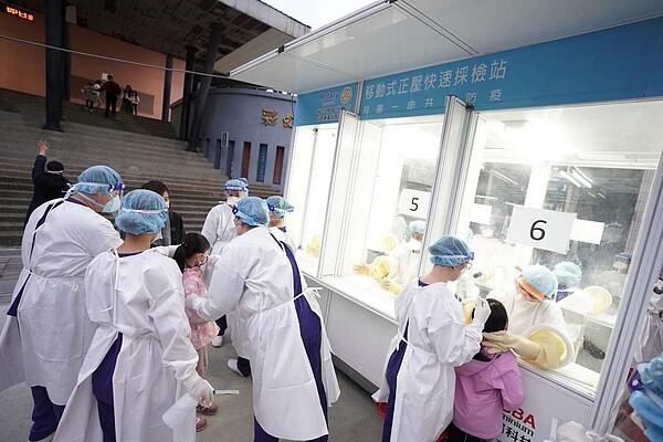 市府派醫護人員進駐三民國小為全校2230名師生PCR篩檢,但又傳出他校有一名學生家長確診。圖/市府提供