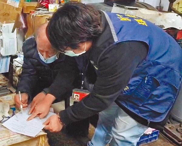 新北市樹林區三俊街電鍍工廠14日遭環保局查獲，長期排放強酸電鍍廢水到溝渠，汙染塔寮坑溪。（新北市環保局提供／蔡雯如新北傳真）