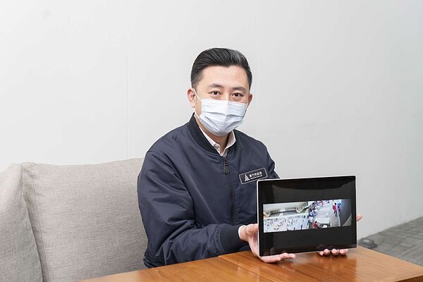 新竹市長林智堅於今日宣布，為使當地民眾能夠快速、方便的接種疫苗，全台首創，直播當地6座疫苗施打站現況，讓民眾可以隨時線上觀看施打站目前人流。圖／新竹市府提供