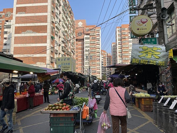 桃園八德大湳市場傳出有確診者,桃園市經發局表示,市場及週邊攤商、工作人員約有1100人,市府會請市場所有攤商盡快配合採檢。圖/聯合報系資料照