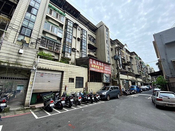 樹林潭興街一處海砂屋社區,住戶共約80戶,1月18日舉辦公辦公聽會,聽取住戶聲音並蒐集意見,後續將提供新北市都市更新及爭議處理審議會參考,加速協助審議作業。圖/新北市都更處