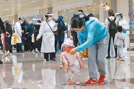 桃園機場20日零時起，增列印度及東南亞航線航班等短程旅客落地採檢，承辦桃機緊急任務的衛生福利部桃園醫院表示，將增加白天採檢時段及8名人力，彈性調配完成任務。圖為桃園機場入境旅客。（非新聞當事人）（陳麒全攝）