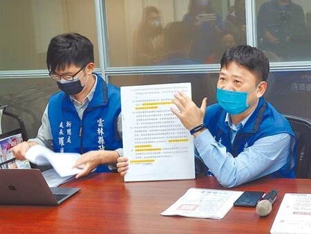 雲林縣府水利處長許宏博(右)19日以礦物局2021年1月20日公文為證,該局人員現勘研判張啟盟整坡造成大面積裸露,並非採取土石導致。(周麗蘭攝)