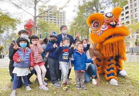 新竹縣長楊文科(後)19日在竹北市的兒四公園,參與3座特色公園動工典禮。(莊旻靜攝)